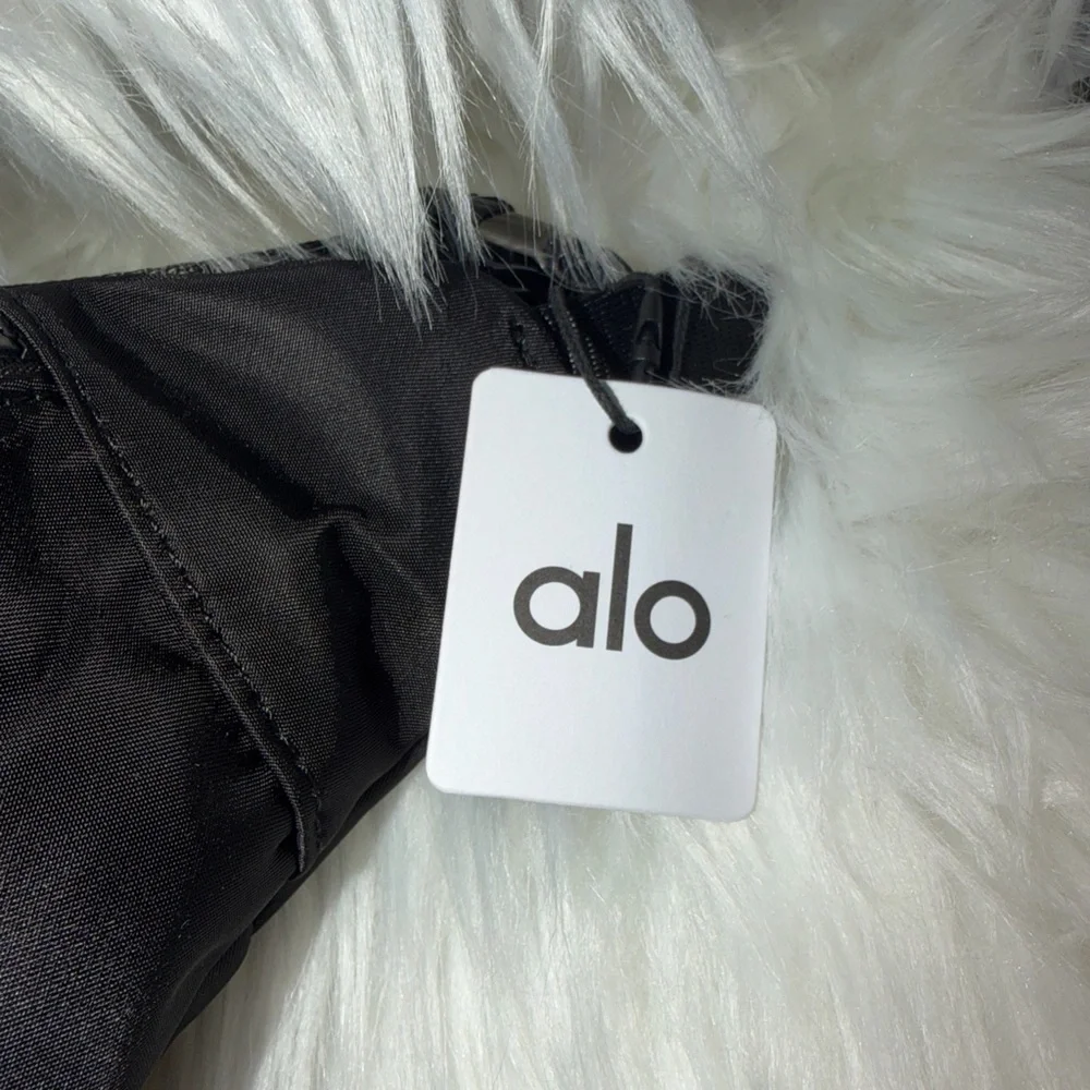 ALO Yoga Sleek Black Belt Bag - Picture 3 of 10
